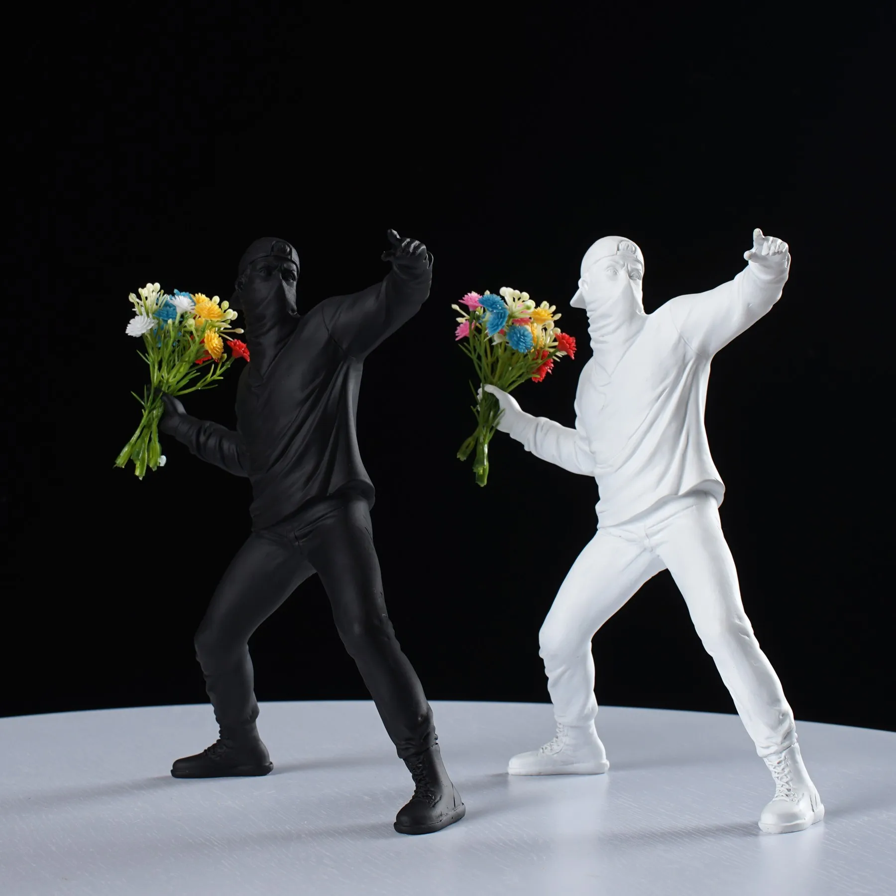 Statue Banksy "Flower Thrower" en Résine - Style Pop Art Urbain – Image 2